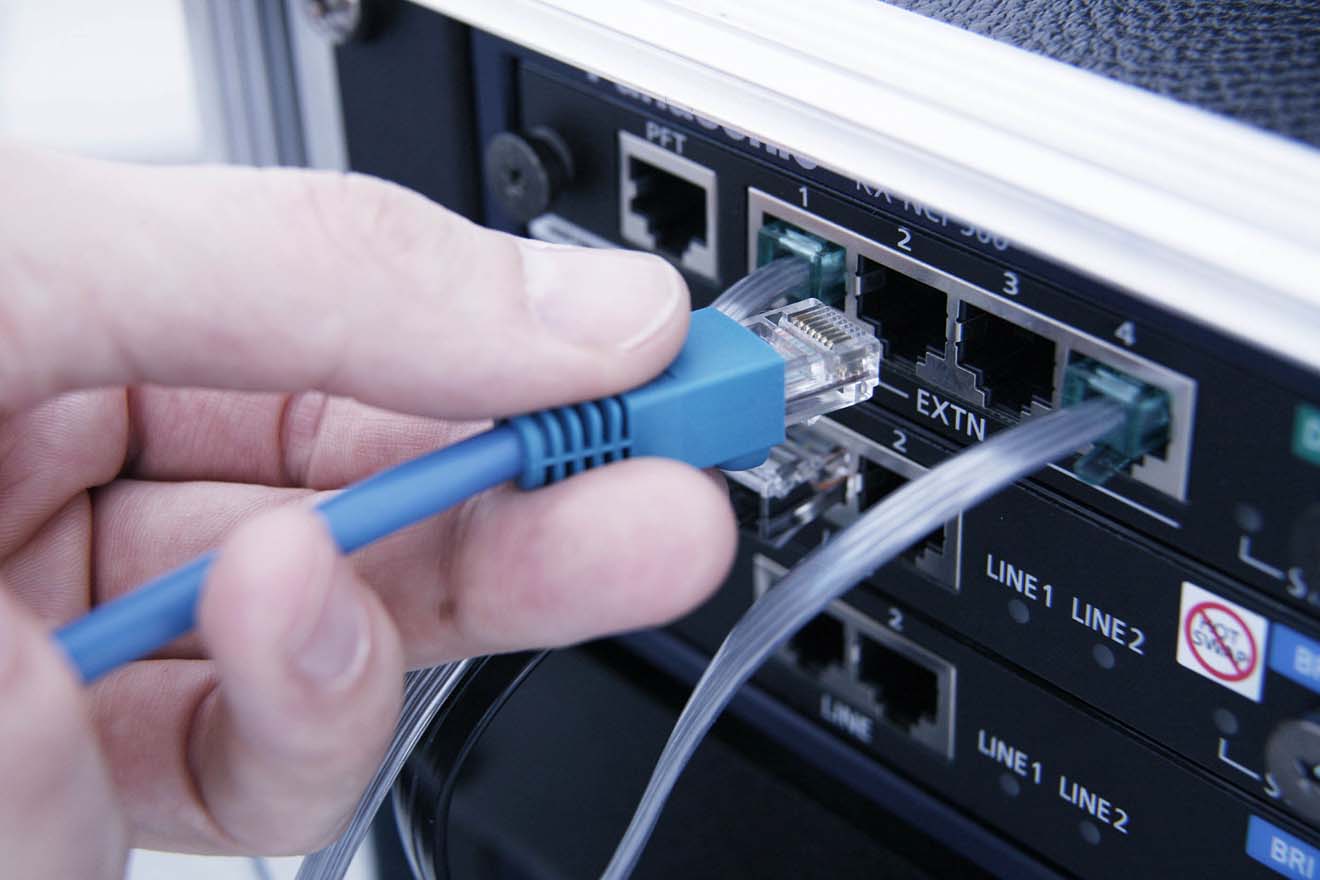 Отсутствует подключение кабеля интернета. Кабель интернета к компьютеру. Провод для маршрутизатора к компьютеру. Провод для интернета от роутера. Проводное соединение с интернетом.